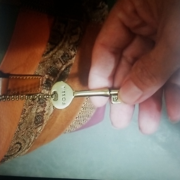 FOSSIL PATCHWORK LEATHER PURSE - Picture 11 of 17